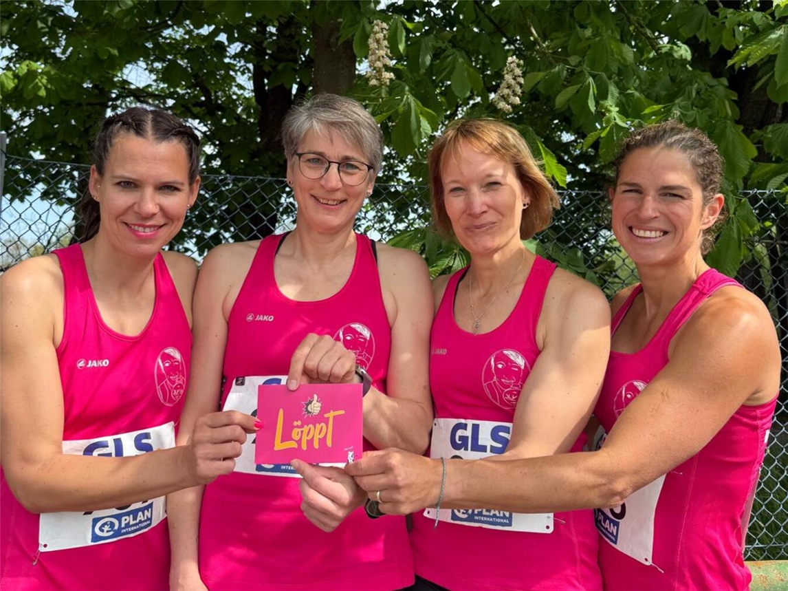 "Vier siegreiche Leichtathletinnen im Wettkampf, zielstrebig und schnell, gewinnen das Rennen. Foto: privat"