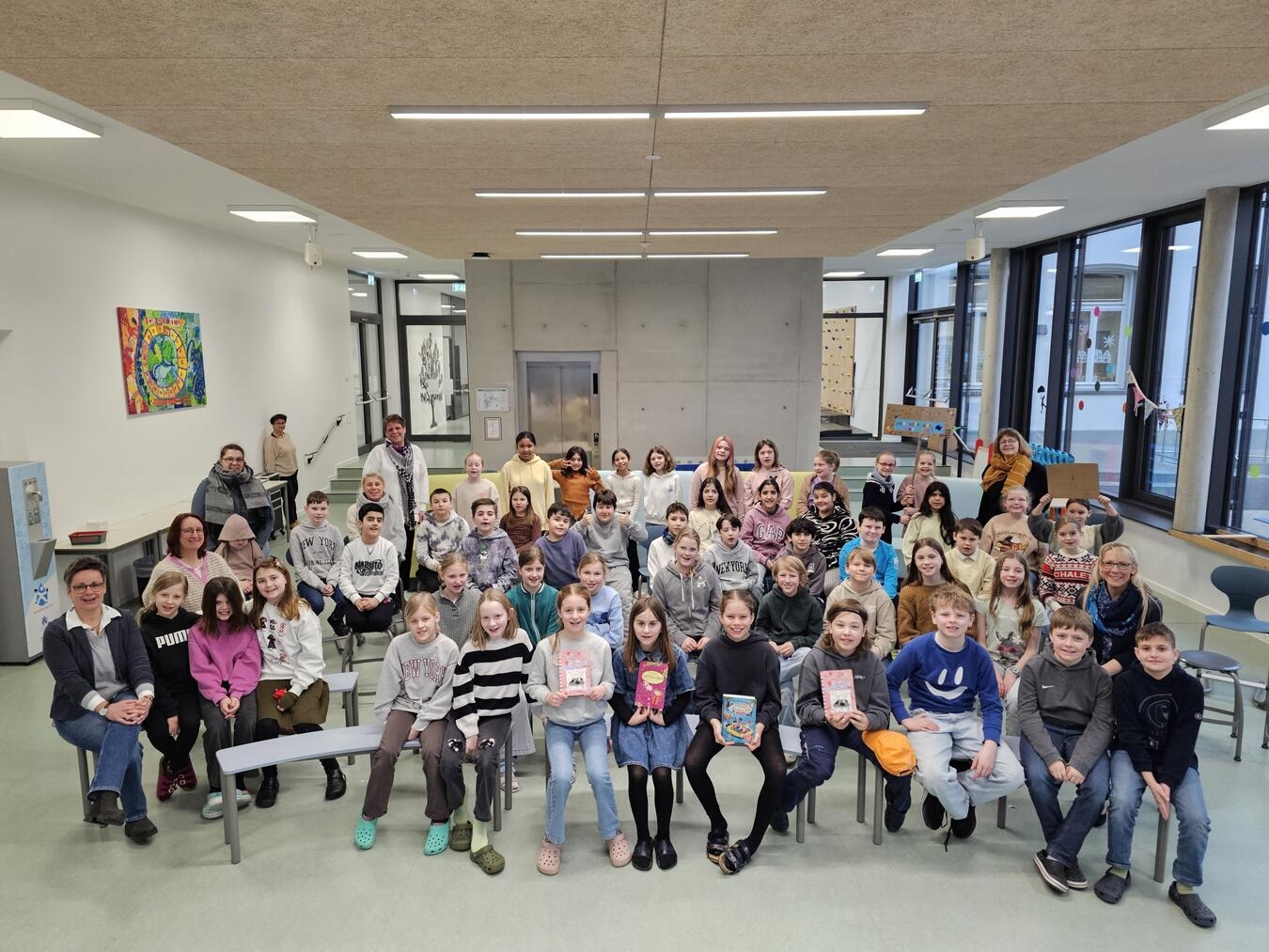 Vier Vorleser der St.-Michael-Schule Geldern präsentieren starke Leistungen. Foto: Thomas Langer