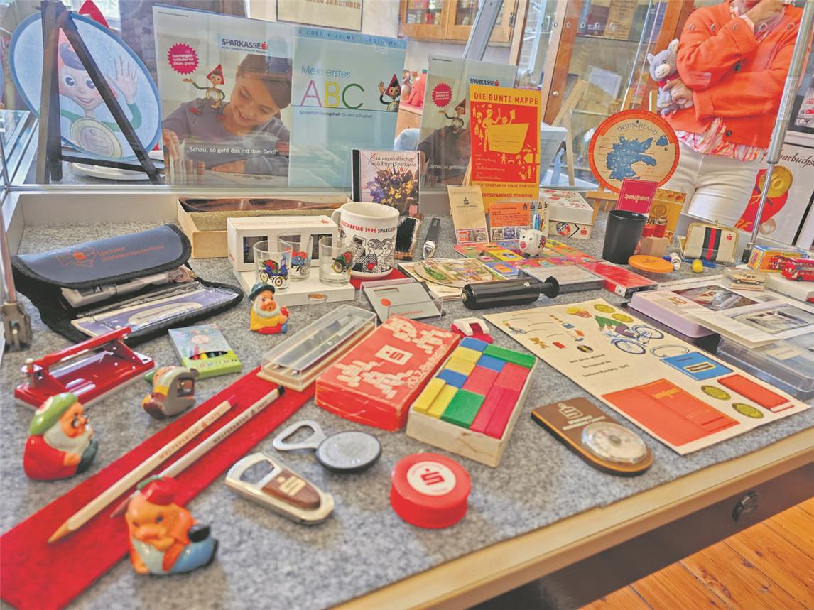 Die Vitrine mit den Spargeschenken für die Kinder umspannt Exponate aus verschiedenen Jahrzehnten. NN-Fotos: Thomas Langer