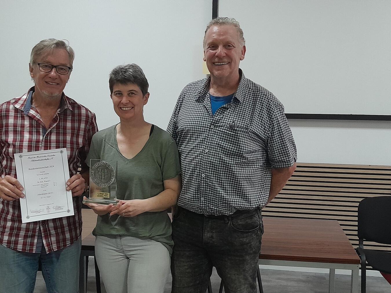 Niederrhein erfolgreich bei den Bundesmeisterschaften Die Vizemeister in der Mannschaftswertung Kleinkaliber: (v. l.) Karl-Heinz Flagge, Michaela Bott und Heiner Hülkenberg. Foto: privat