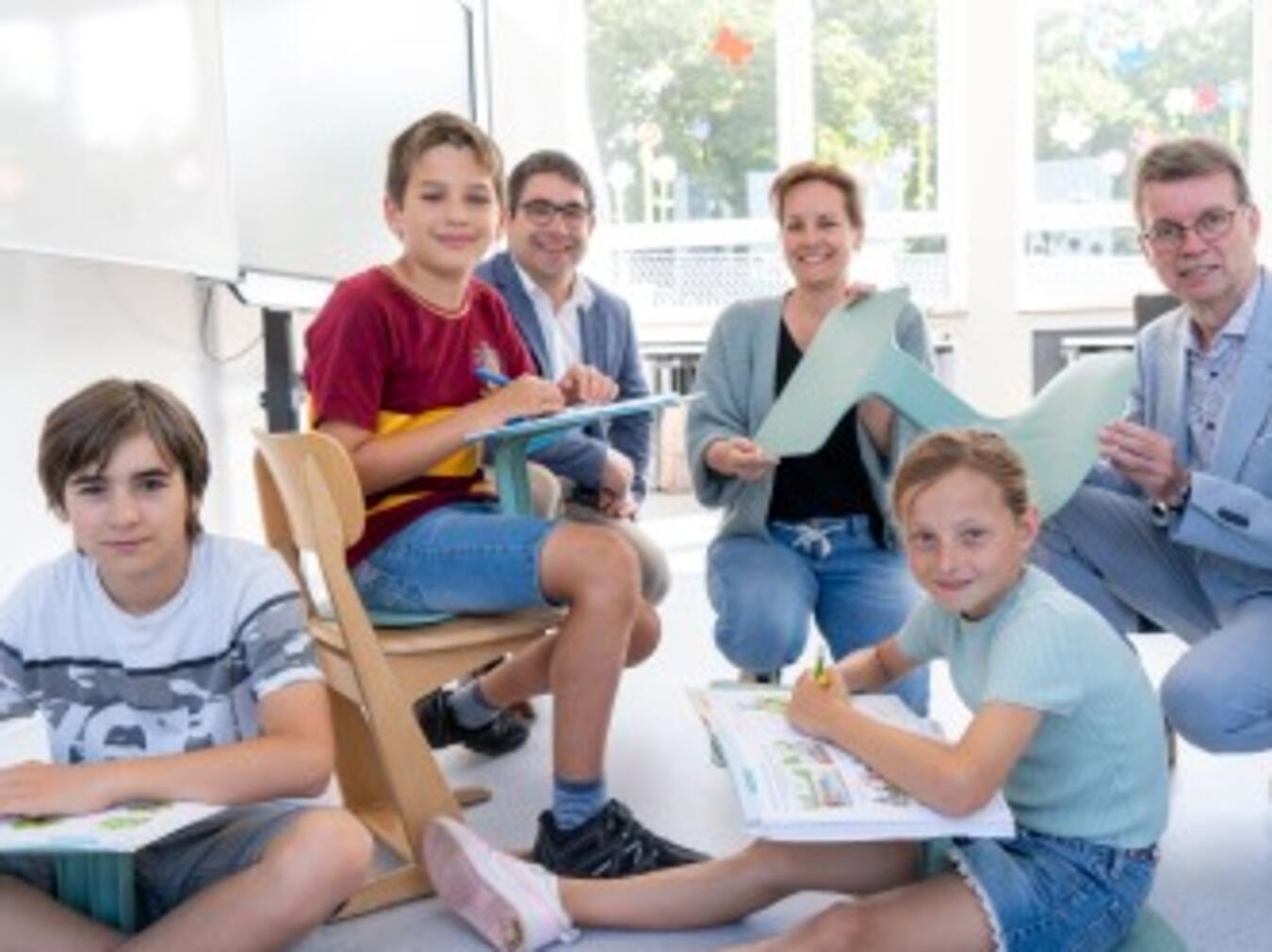 "Volksbank an der Niers spendet Sitz-Tische an St.-Antonius-Grundschule, unterstützt Bildung."