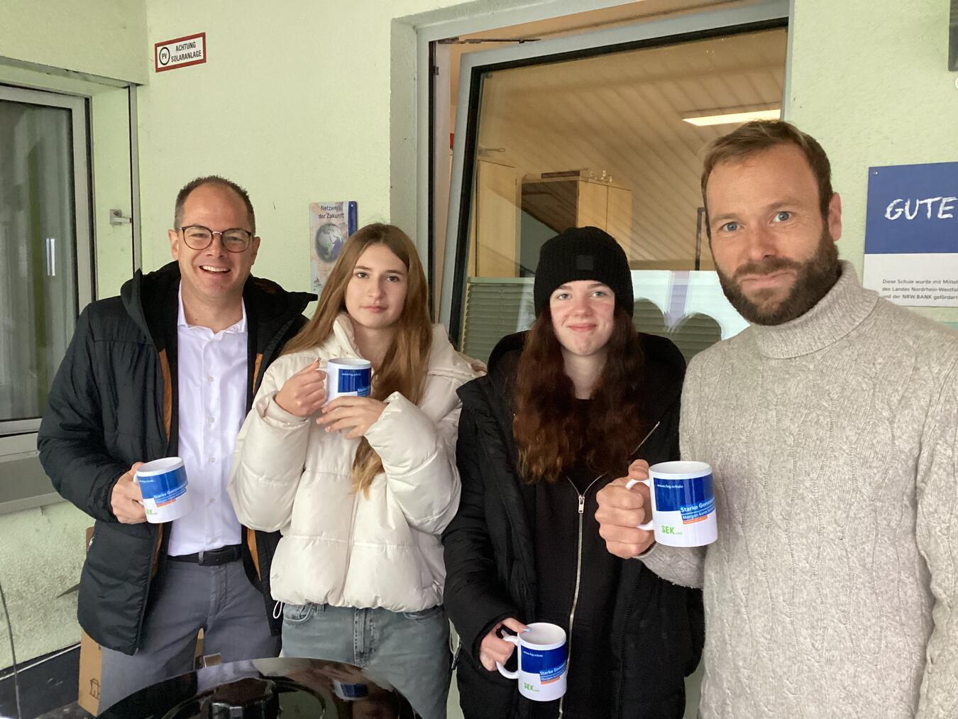 Die Volksbank Emmerich-Rees als Partnergenossenschaft unterstützt die Aktion durch die Finanzierung von bedruckten Tassen. Foto: Förderzentrum Grunewald