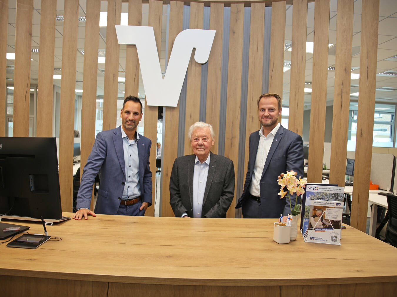"Volksbank Vorstände Peter Schau und Michael Pohlmann mit Alfred Peters, Emmerich-Rees"