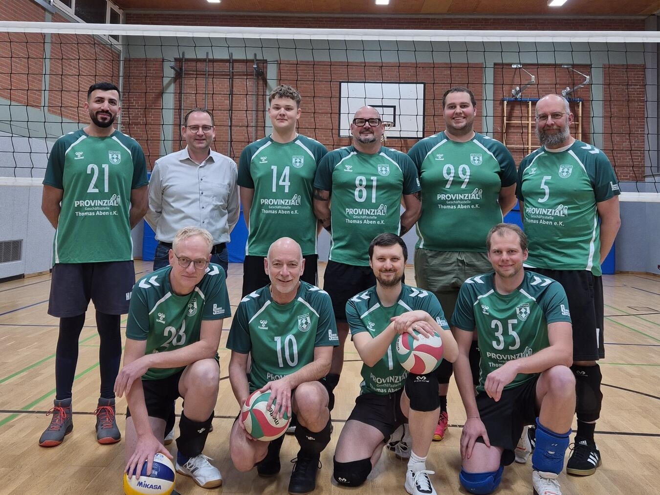 Die Volleyball-Herren des SV Viktoria 1922 Winnekendonk danken ihrem Sponsor. Foto: Privat