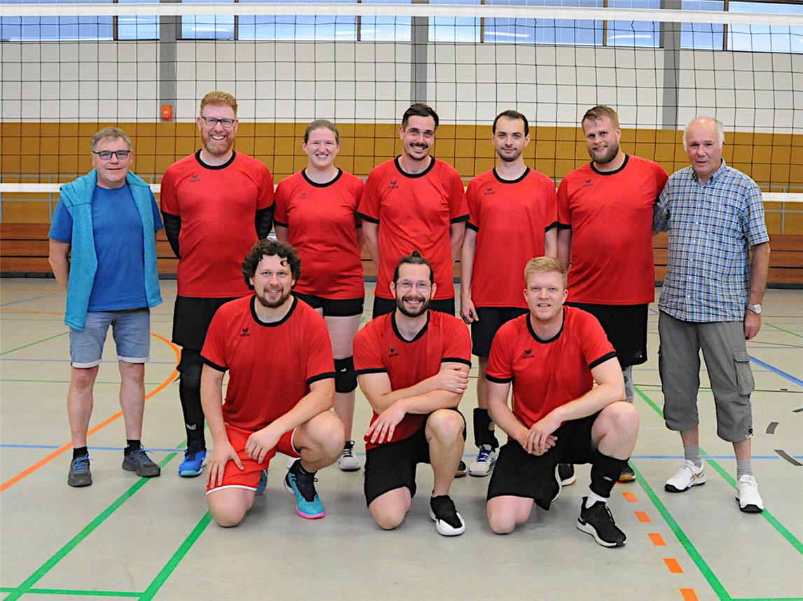 Die Volleyballer des UTuS absolvierten eine hervorragende Saison (obere Reihe, v.l.): Martin Conrad, Jörn Haas, Katrin Zimmermann, Max Weiher, Michael Jakubowski, Gerwin Weber und Heinz Tenelsen, (untere Reihe v.l.) Malte Poppinga, Michael Weiher und Steffen Schultz. Foto: privat
