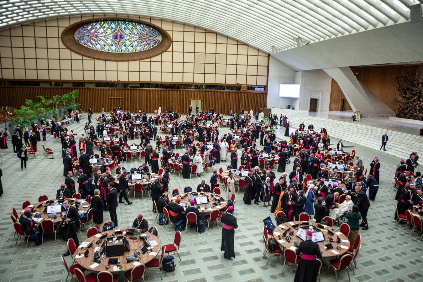 "Papst Franziskus bei der Weltsynode 2024 in Rom, organisiert von der Deutschen Bischofskonferenz"