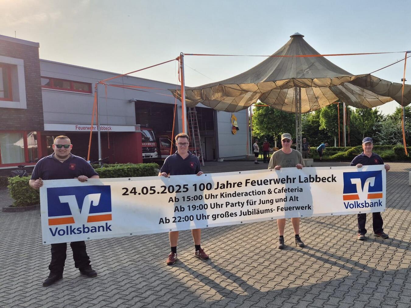 Die Vorbereitungen am Feuerwehrhaus laufen auf Hochtouren. Foto: Feuerwehr