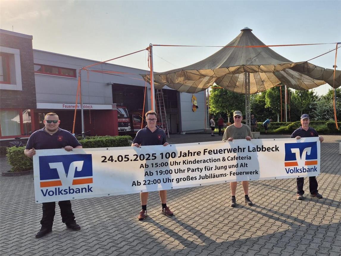 Die Vorbereitungen am Feuerwehrhaus laufen auf Hochtouren. Foto: Feuerwehr