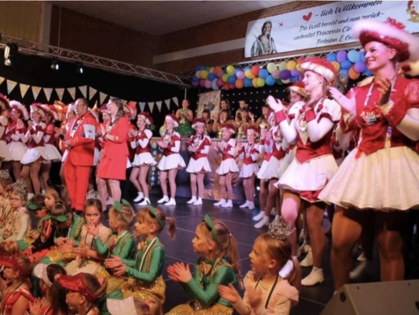"Vorbereitungen Sitzungskarneval Hasselt, farbenfrohe Dekorationen und Kostüme, HCG"