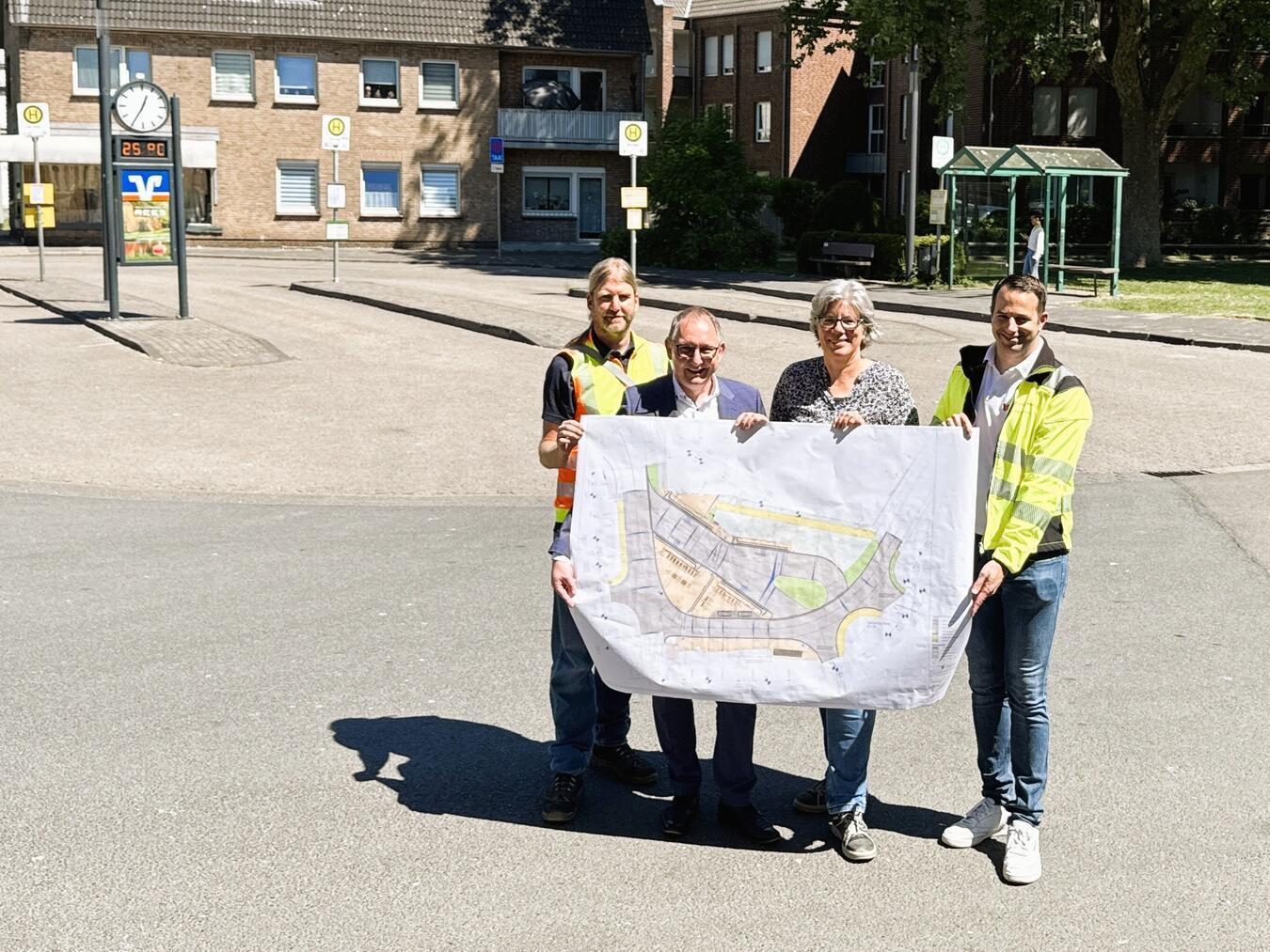 Die Vorbereitungen für den Umbau des Busbahnhofs in Rees laufen mit (v. li.) Ingo Jansen (Kottowski Ingenieursgesellschaft), Bürgermeister Sebastian Hense, Bettina Beuchelt-Giesen (Projektleitung Stadt Rees) und Johannes Fehlemann (Völkers Tiefbauunternehmung). Foto: Stadt Rees