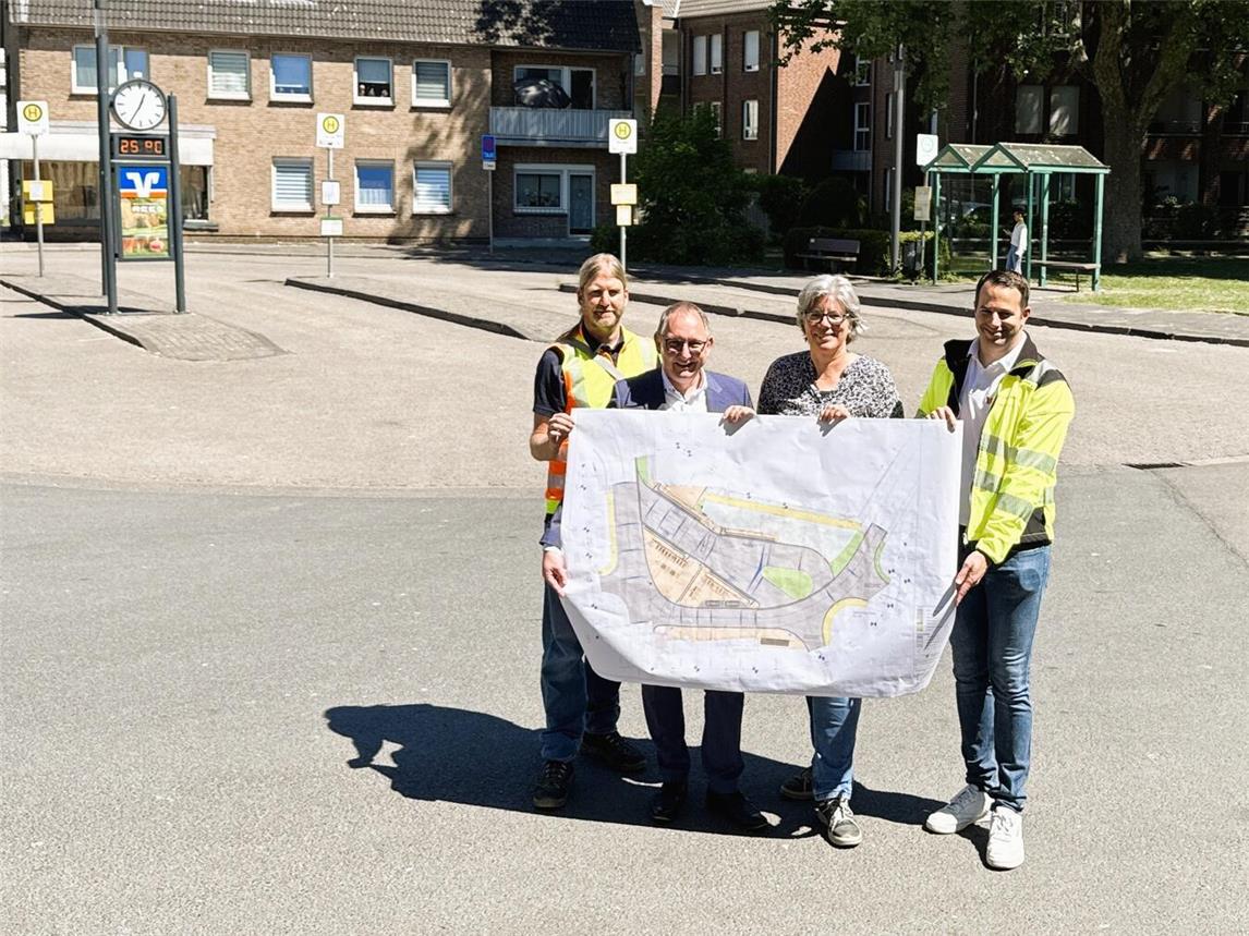 Die Vorbereitungen für den Umbau des Busbahnhofs in Rees laufen mit (v. li.) Ingo Jansen (Kottowski Ingenieursgesellschaft), Bürgermeister Sebastian Hense, Bettina Beuchelt-Giesen (Projektleitung Stadt Rees) und Johannes Fehlemann (Völkers Tiefbauunternehmung). Foto: Stadt Rees