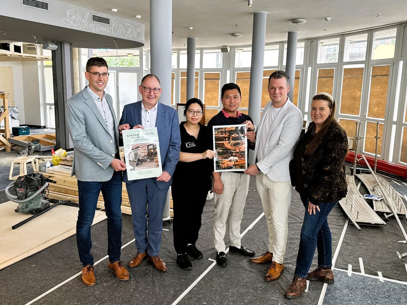 „Gruppenfoto bei Gastroförderung ChiMi-Restaurant Rees mit Stadtvertretern und Restaurantteam“