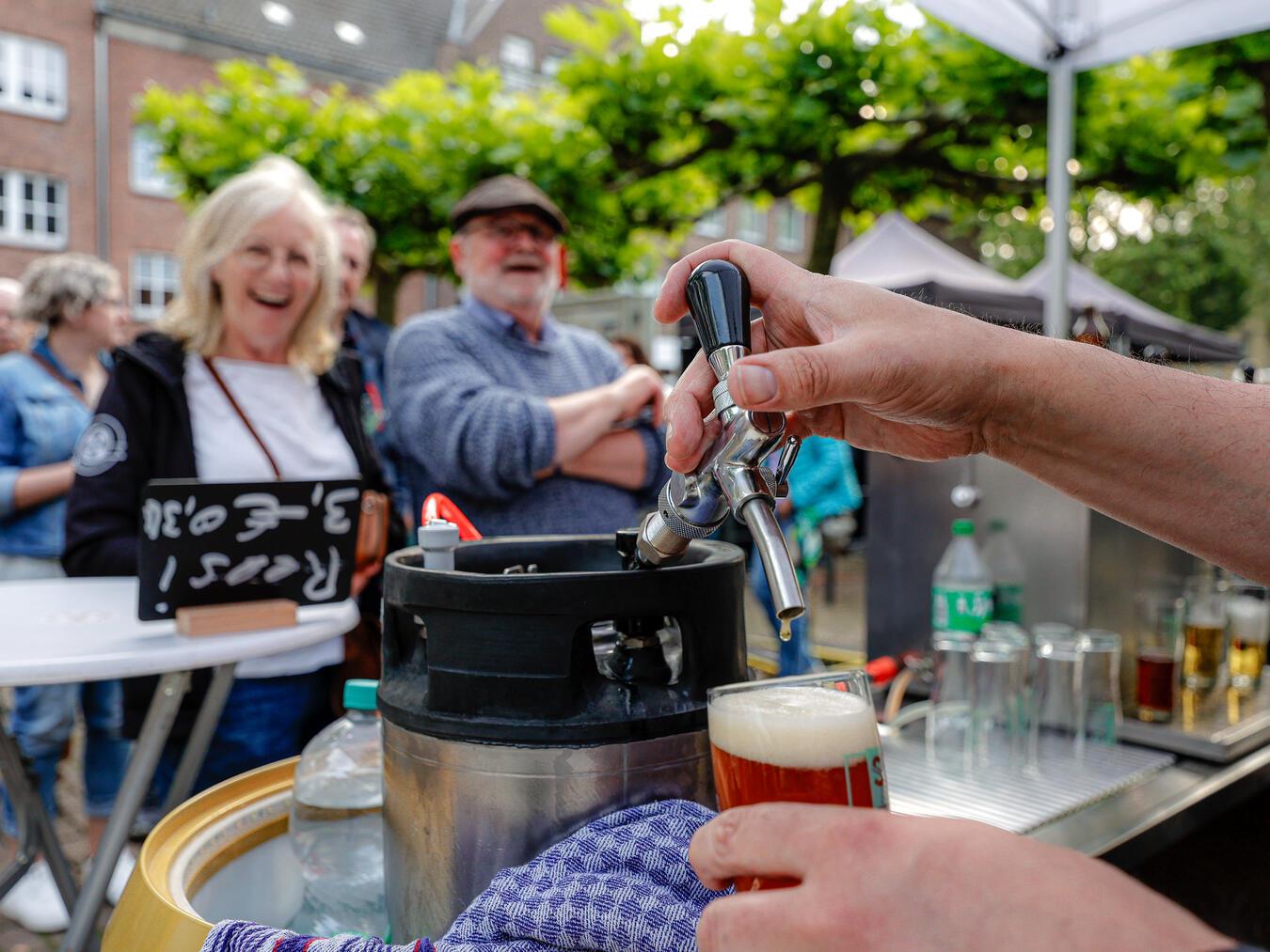 Die Vorfreude auf die diesjährige Reeser Feierabendmarkt-Saison steigt. Donnerstag, 5. Juni, 16 Uhr, geht es auf dem Marktplatz los. Foto: Stadt Rees/Axel Breuer Plan B Fotografie