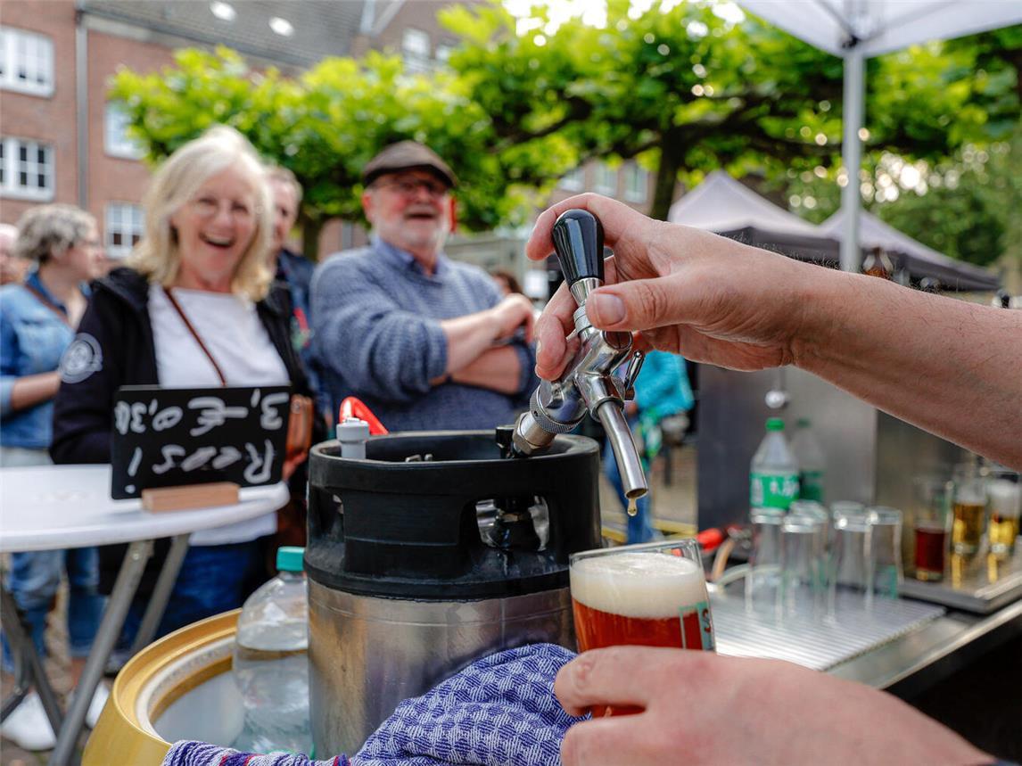 Die Vorfreude auf die diesjährige Reeser Feierabendmarkt-Saison steigt. Donnerstag, 5. Juni, 16 Uhr, geht es auf dem Marktplatz los. Foto: Stadt Rees/Axel Breuer Plan B Fotografie