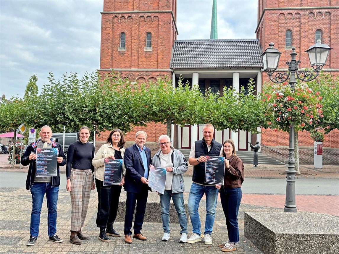 "Gruppenfoto Kirmes Uedem Planer: Ordnungsamt, Kultur, Bürgermeister, Fliegenkirmes Verein im Festzelt"