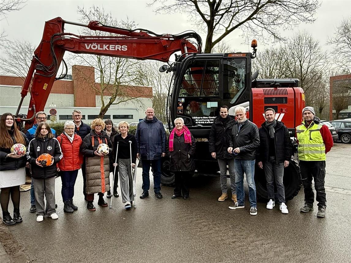 Die Vorfreude auf die neuen Multisportanlagen für Kalkarer Kinder und Jugendliche ist bei den Schulen, der Stadtverwaltung, der Politik und dem ausführenden Unternehmen groß. NN-Foto: SP