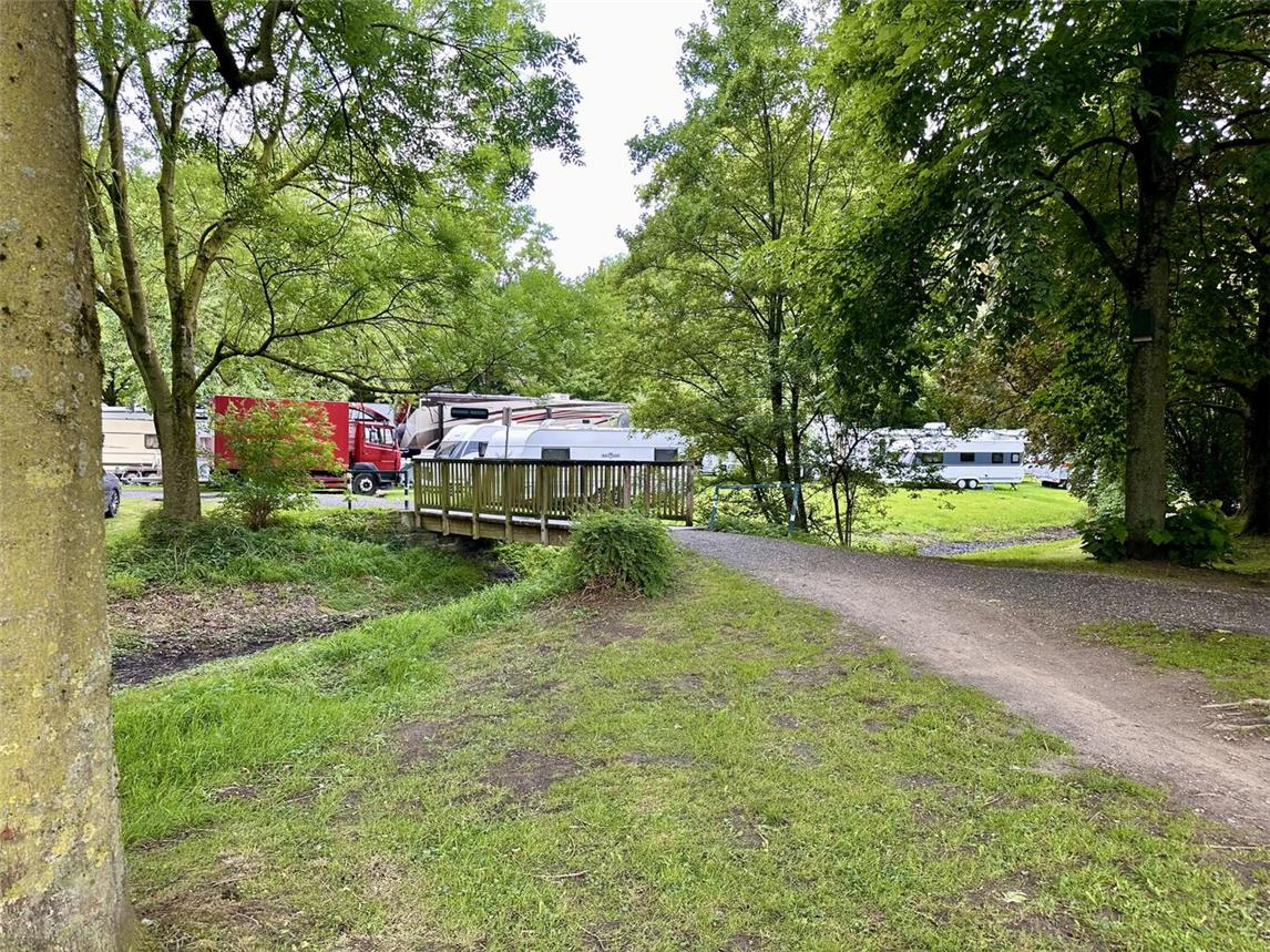 Die vorhandene Holzbrücke wird aufgrund ihres schlechten Zustands vollständig zurückgebaut. Foto: Stadt Geldern/Terhorst