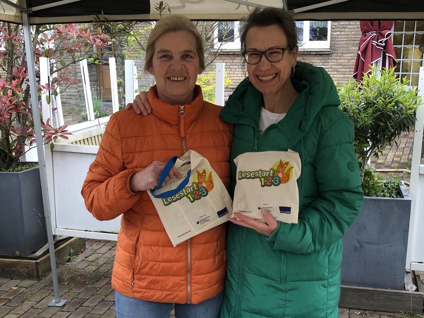 "Uta Wißen und Mirjam Terhorst verteilen Lesestart-Sets an Kinder, Rees, Leseförderung"