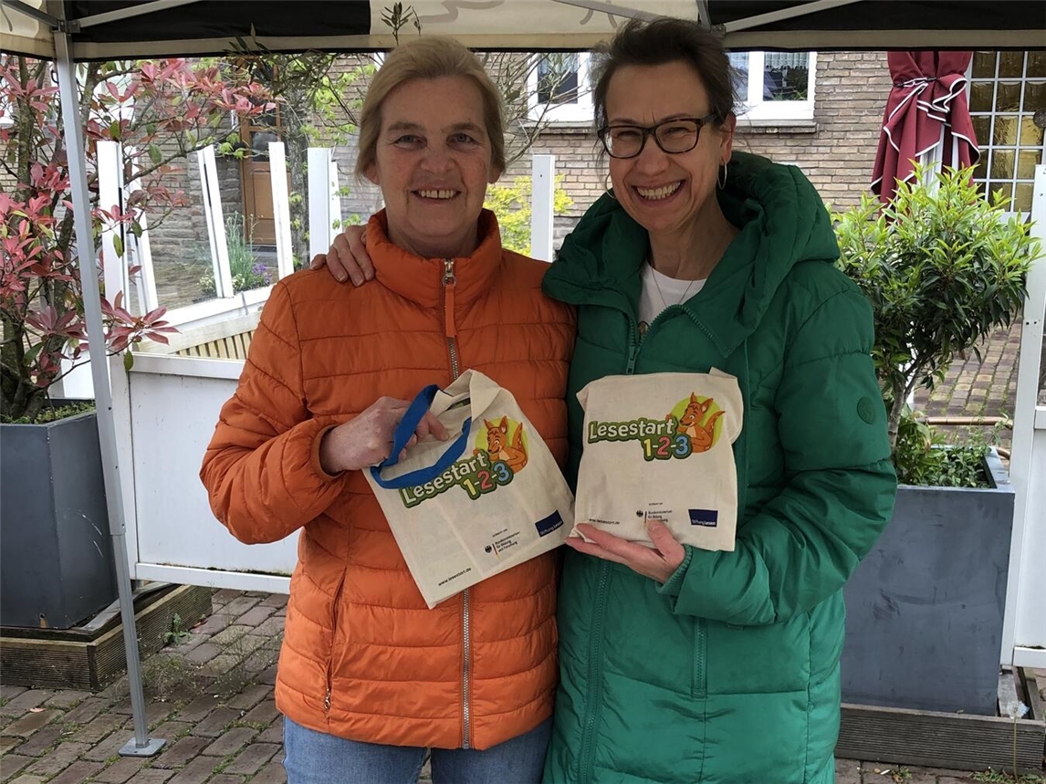 "Uta Wißen und Mirjam Terhorst verteilen Lesestart-Sets an Kinder, Rees, Leseförderung"