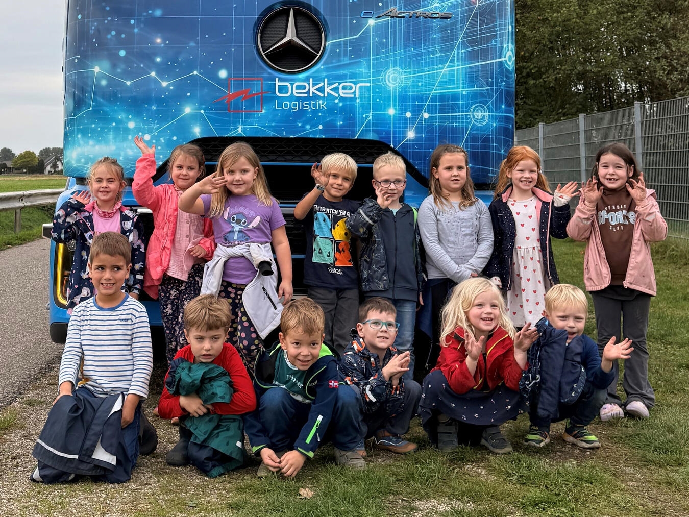 "Vorschulkinder St. Antonius vor e-Lkw Bekker Logistik, Vrasselt"