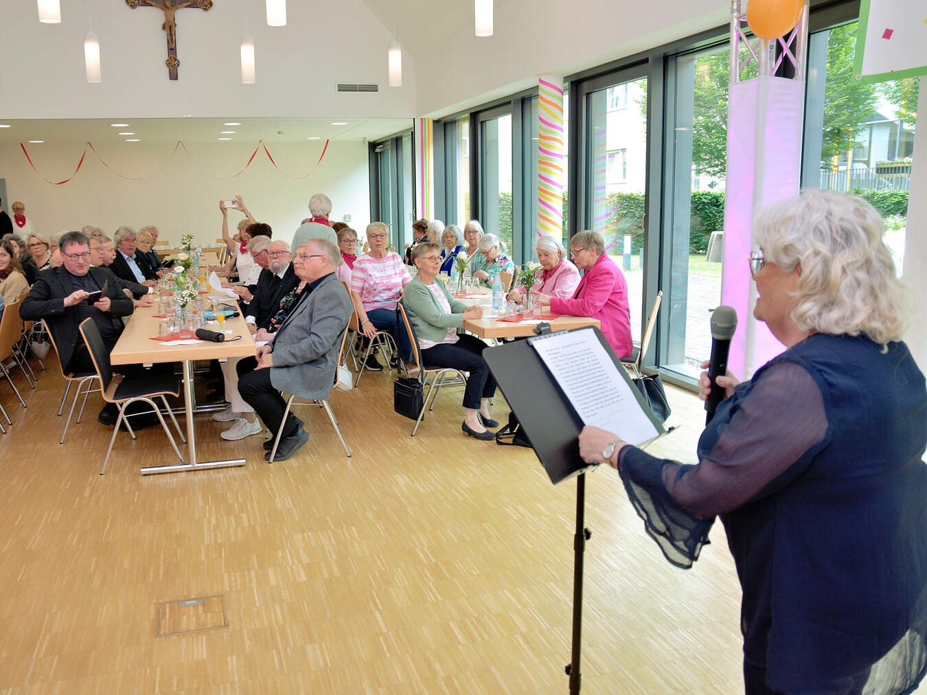 Annemarie Nickesen spricht am Rednerpult bei der kfd Kranenburg Feierstunde im Pfarrheim "Helleg Krüß".