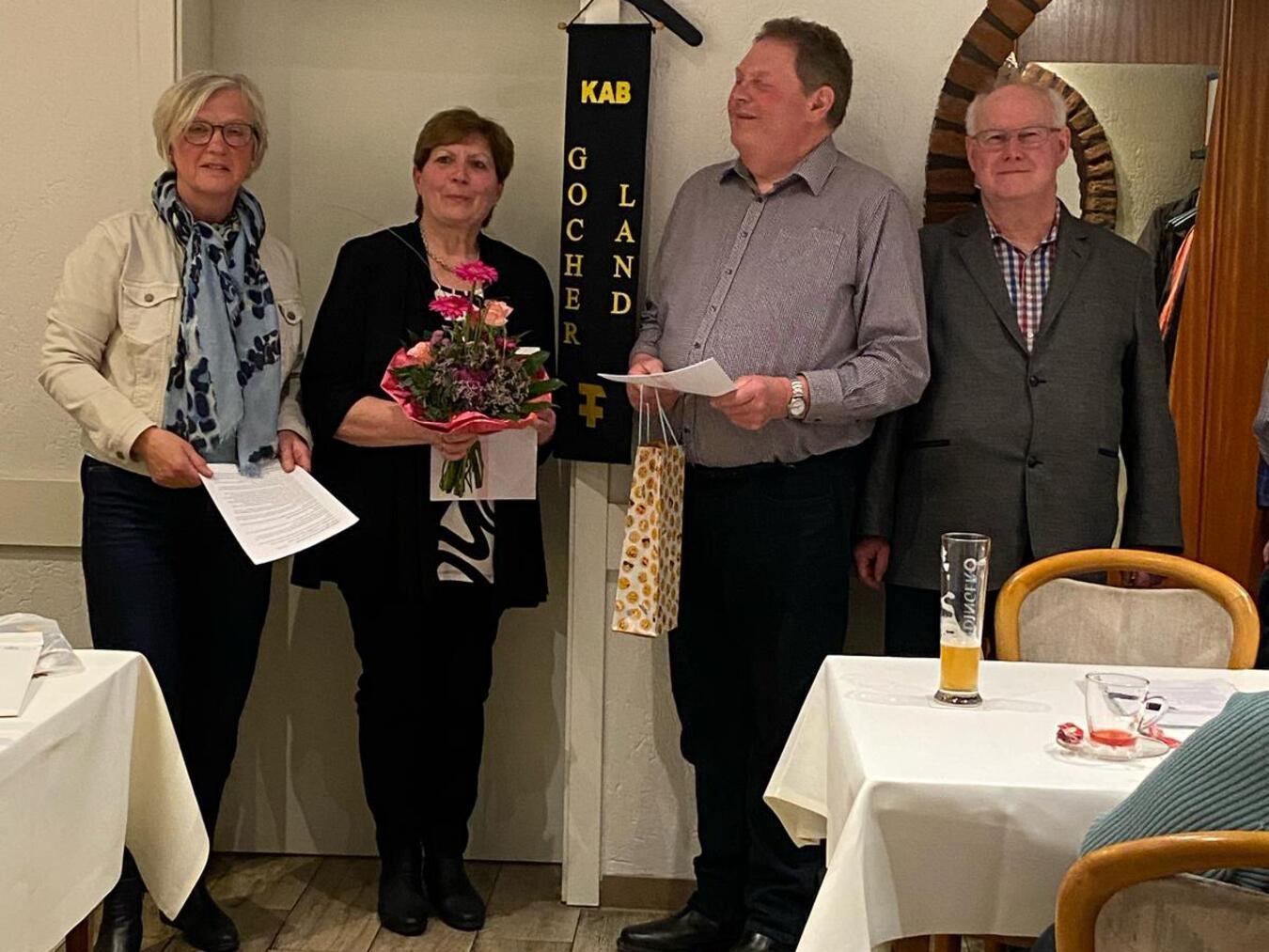 Die Vorsitzenden Maria Lamers (l.) und Norbert Hemmers (r.) mit den Eheleuten Jutta und Hermann-Josef Titt. Foto: privat
