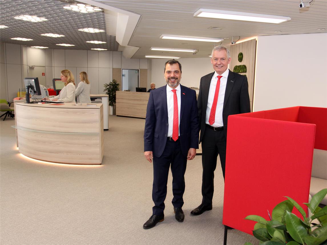 Die Vorstände Giovanni Malaponti (l.) und Bernd Zibell in der bereits umgestalteten Sparkassen-Filiale. Foto: Sparkasse am Niederrhein