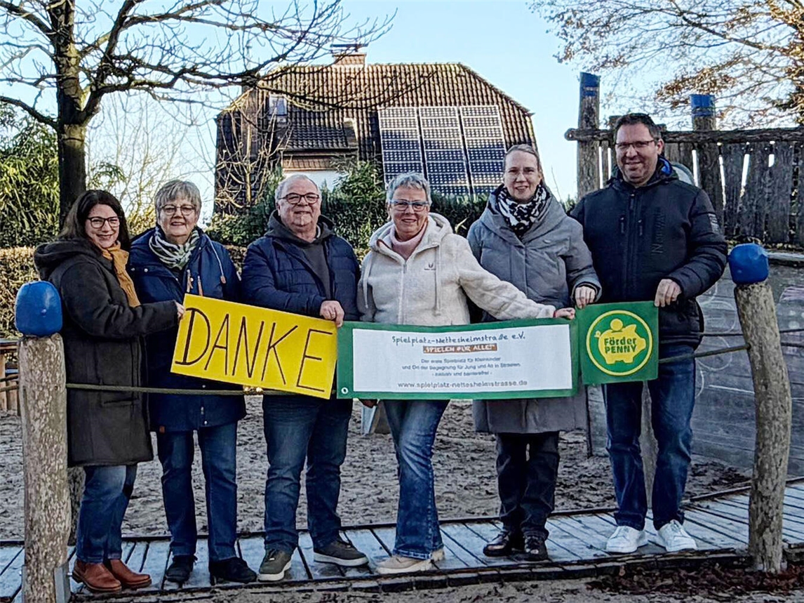 Die Vorstandsmitglieder bedanken sich für die großzügige Spende. Foto: privat