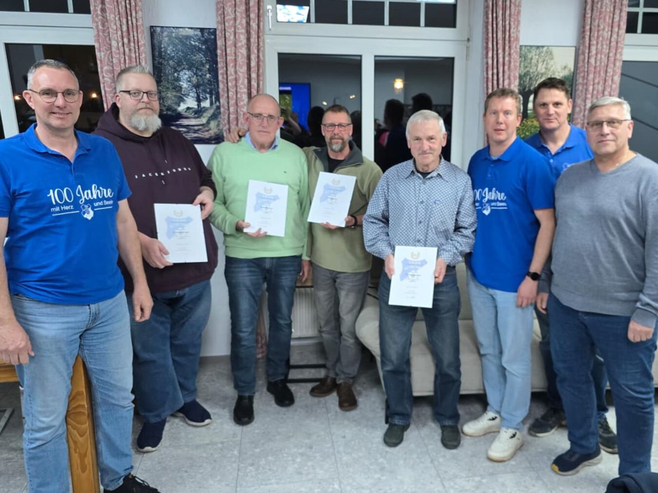 Die Vorstandsmitglieder mit einem Teil der Jubilare. Foto: Viktoria Birten