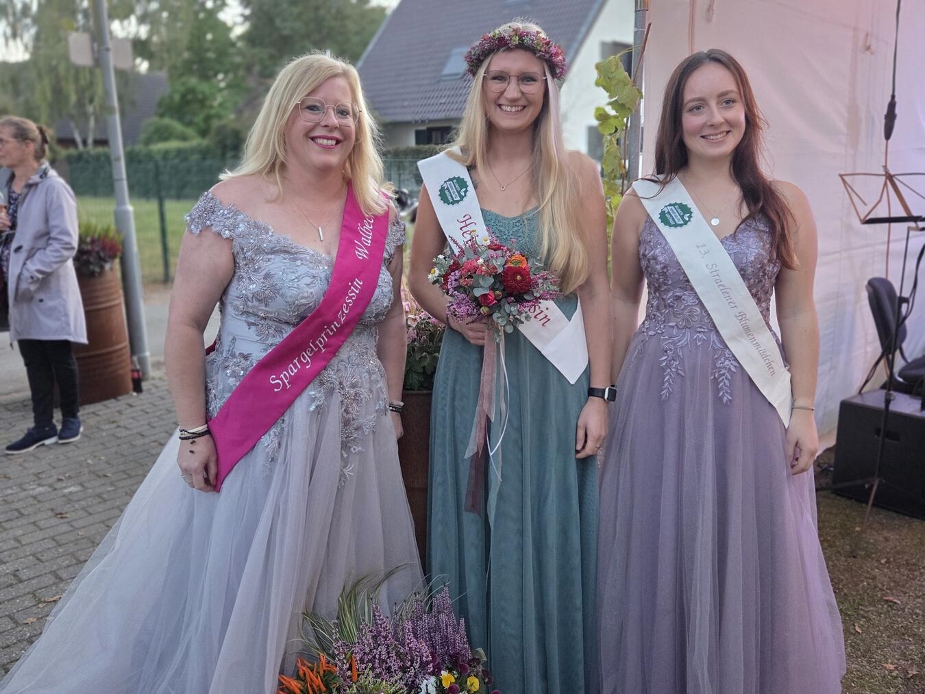 Die Walbecker Spargelprinzessin Monika van Bonn und das Straelener Blumenmädchen Anna Heekeren mit Heideprinzessin Vanessa Westerhof.Fotos: privat