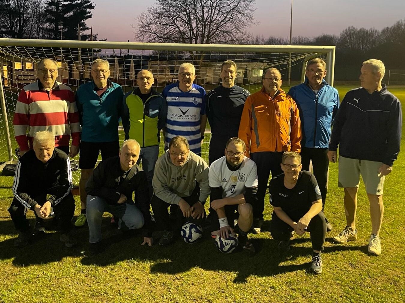 "Walking-Football-Team von Fortuna Elten begrüßt neue Mitglieder auf dem Spielfeld"
