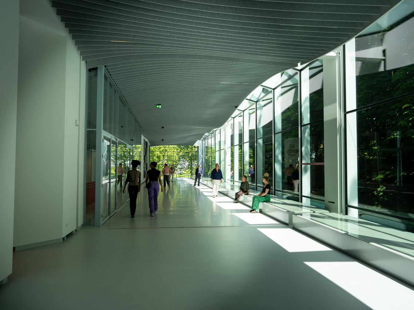 "Valkhof Museum Wandelhalle: Helle, einladende Architektur mit nahtlosem Übergang ins Umfeld, Foto von Ivar Pel."