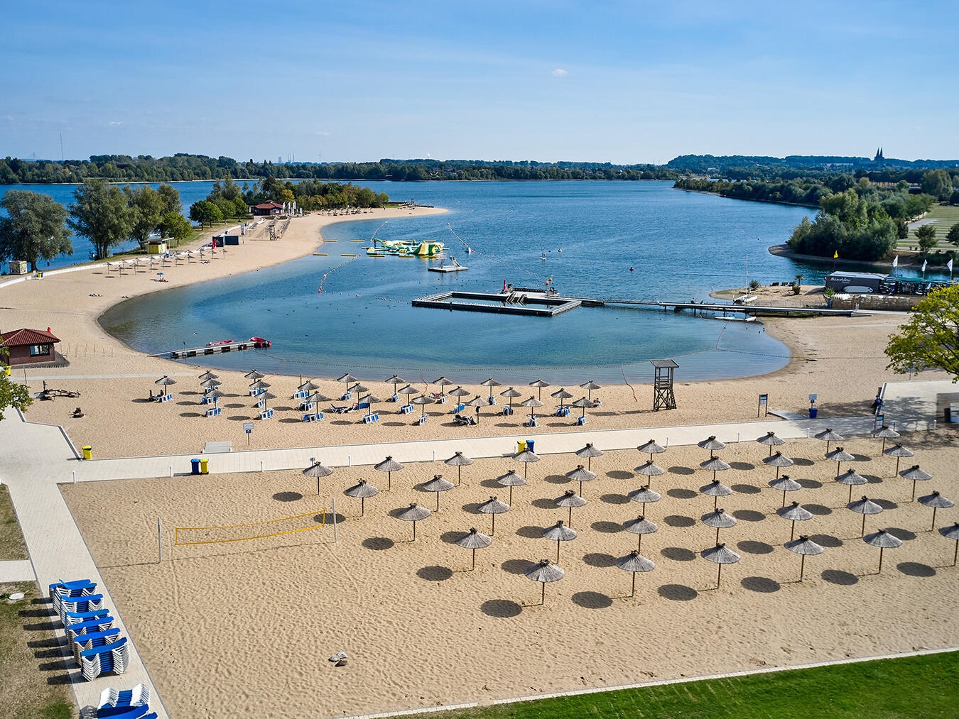 "Überwachung der Wasserqualität im Naturfreibad, klares Wasser, Gesundheitskontrolle"