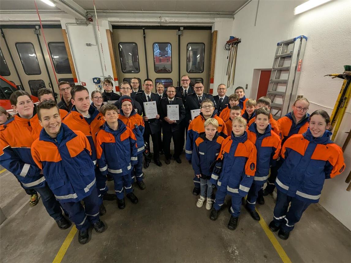 Die Wehrleiter Klaus Elsmann und Tobias Lamers überreichten den beiden feierlich ihre Ernennungsurkunden. Foto: Feuerwehr Bedburg-Hau