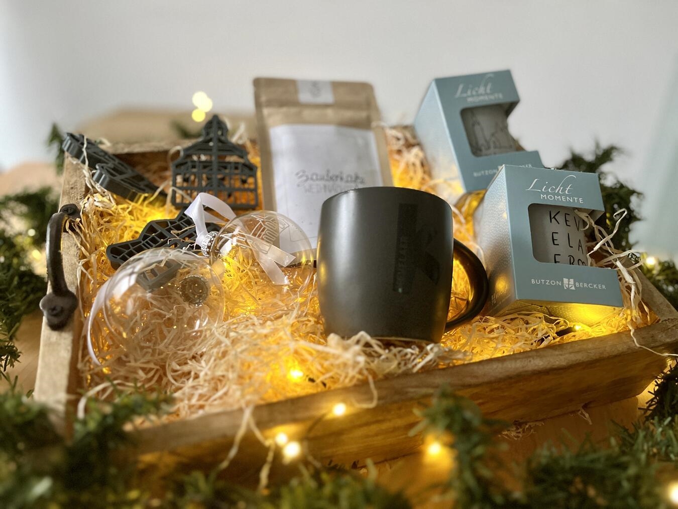 Die weihnachtlichen Geschenkpakete vom Kevelaer Marketing eignen sich als Weihnachtsgeschenk. Foto: Wallfahrtstadt Kevelaer