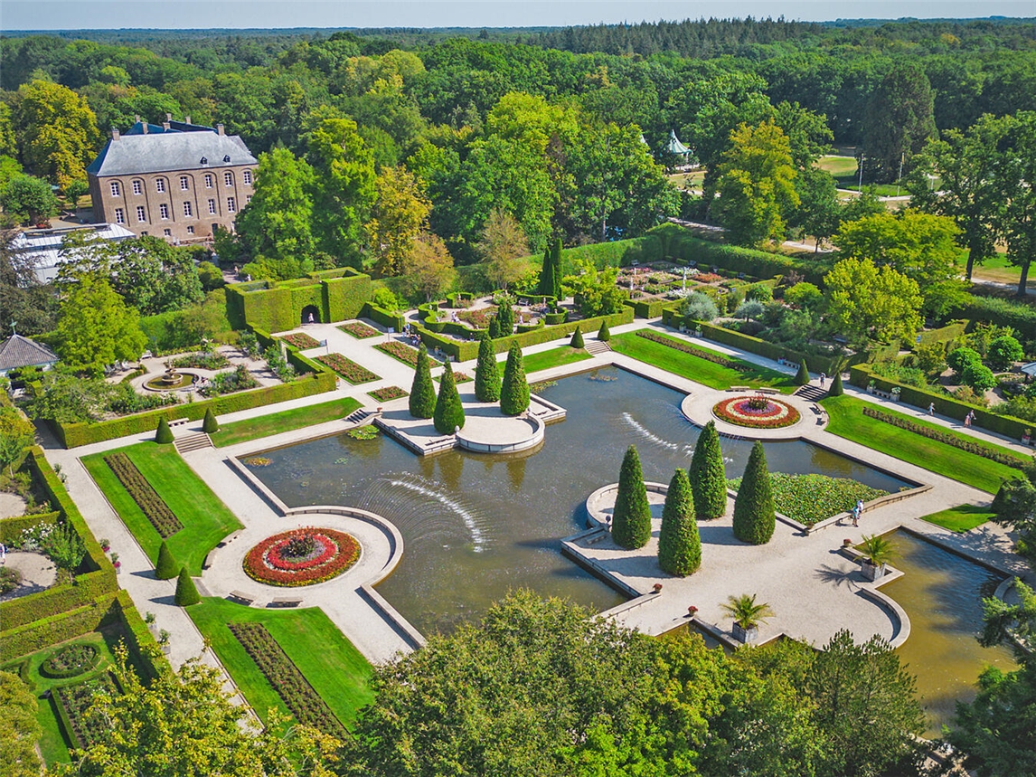 "Gartenanlage Arcen mit Themengärten und barockem Rosarium am Schloss, Niederlande"