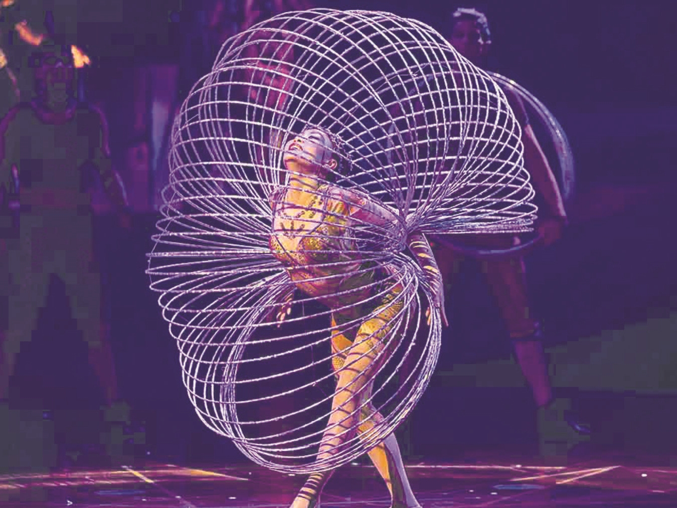 "Akrobaten von Cirque du Soleil in Düsseldorf, spektakuläre Show bis 10. Mai, Foto von Anne-Marie Forker"