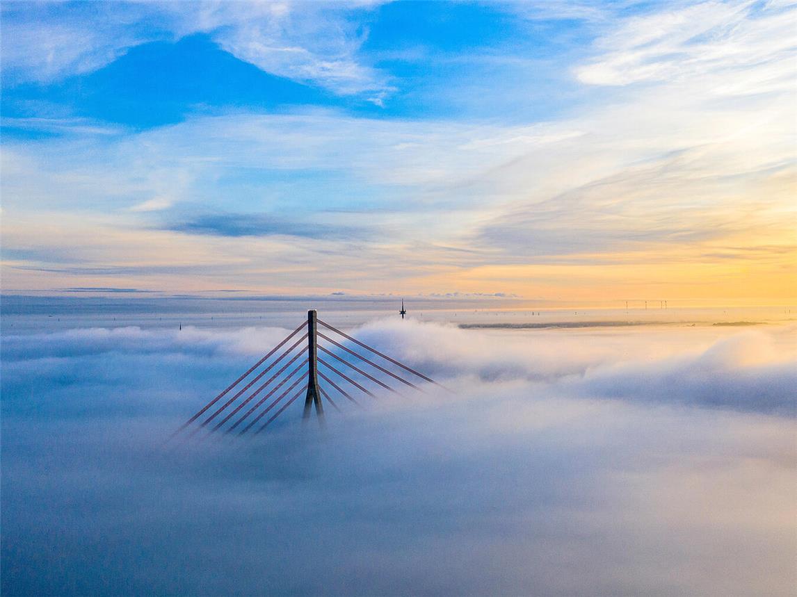 Die Weseler Rheinbrücke im Nebel ist nur eines von vielen Niederrhein-Motiven. Foto: Hans Glader