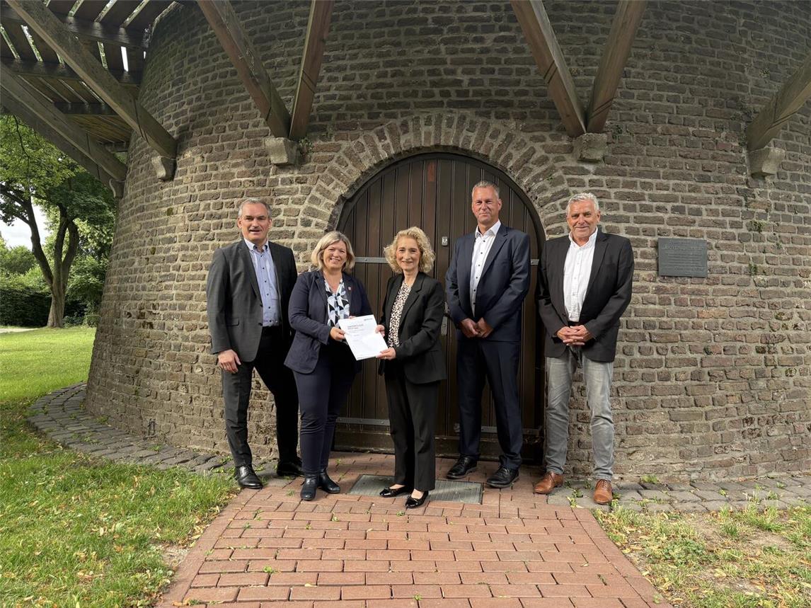 Die wesentlichen Ergebnisse und Handlungsempfehlungen wurden jetzt durch Prüfer Andreas Meyer und Projektleiter Mario Deckers vorgestellt. Simone Kaspar, Stellvertreterin des Präsidenten der gpaNRW, nahm ebenfalls an der Ergebnispräsentation teil. Foto: Gemeinde Sonsbeck