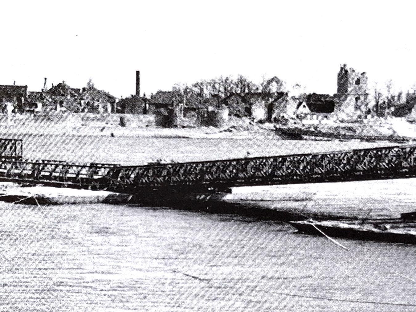 Rees: Erinnerungen an kriegsentscheidende Tage Die „Westminster Bridge“ war eine von insgesamt sieben Brücken, die zwischen März und Mai 1945 nach dem Rheinübergang der Alliierten in Rees gebaut wurde. Foto: Stadtarchiv Rees
