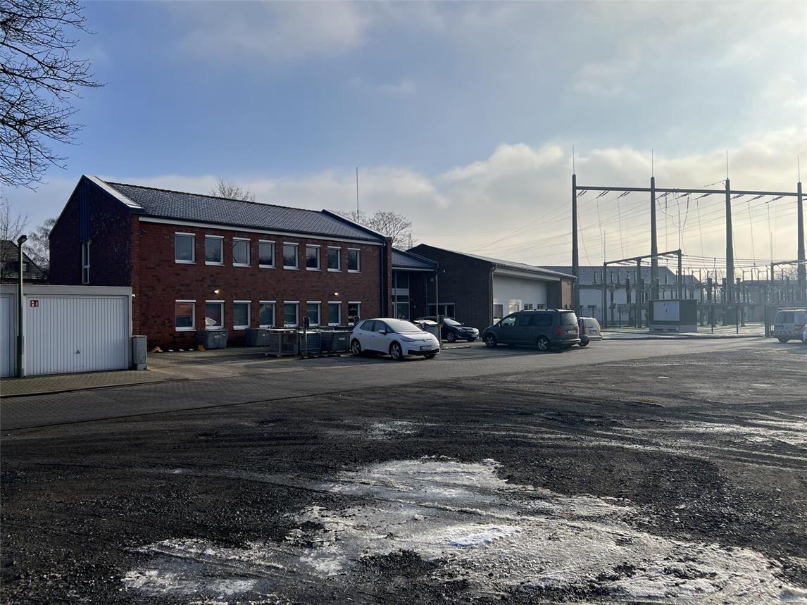 Die Westnetz modernisiert ihr Büro- und Lagergebäude am Standort Geldern und weicht während der Baumaßnahmen auf die nebenstehende Freifläche der Stadt Geldern aus.Foto: Westnetz GmbH