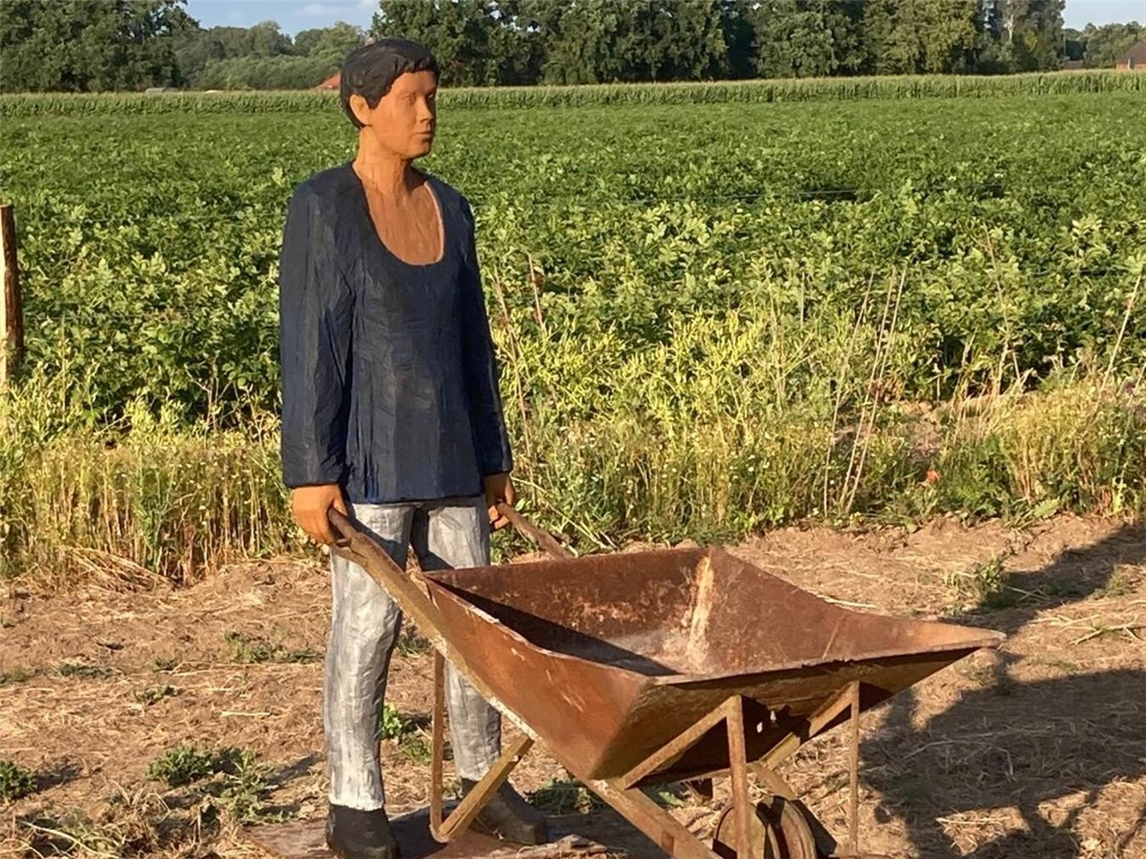"Wiesen-Liesel Skulptur am Planetenradweg, Kreuzung Finkenschlagweg, Rees"