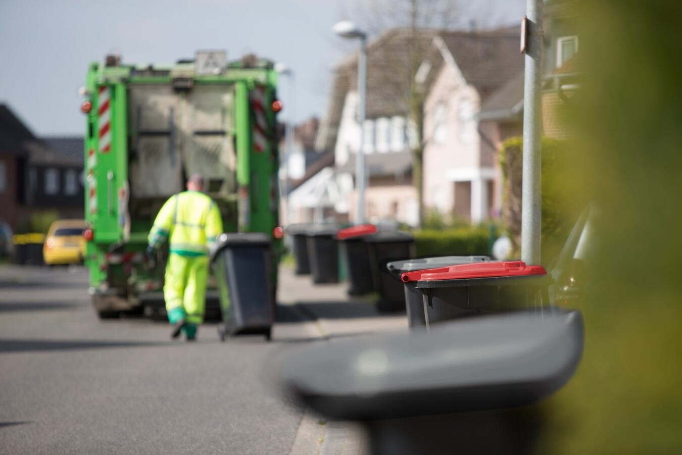 "Windeltonnen mit roten Deckeln von Schönmackers, Abfallmanagement"