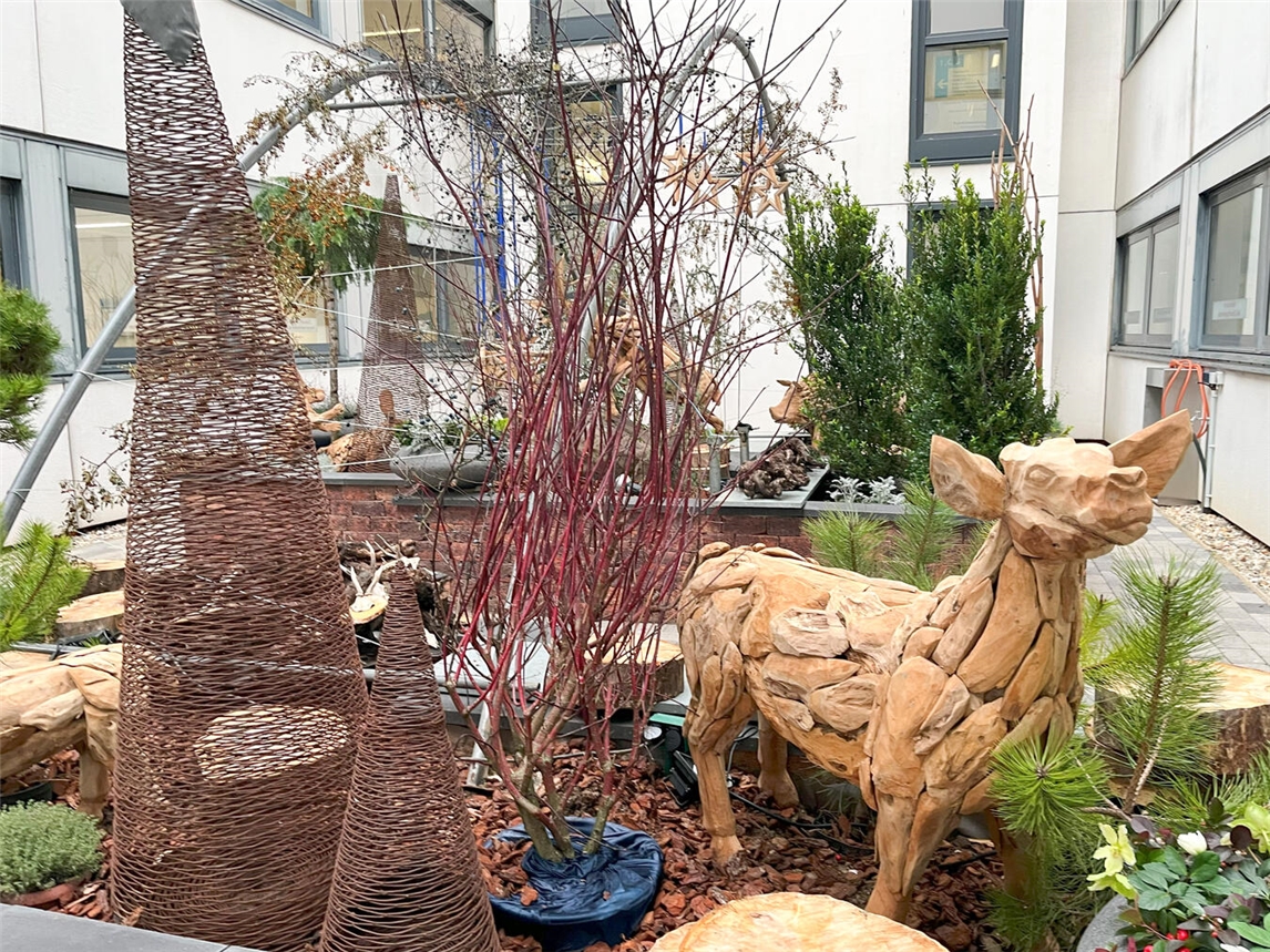 Die winterlich gestaltete Landschaft, das „Refugium“, im Innenhof der Klinik für Altersmedizin und Frührehabilitation des St.-Clemens-Hospitals Geldern können Patienten sowie Besucher noch bis zum März bestaunen.Foto: St.-Clemens-Hospital