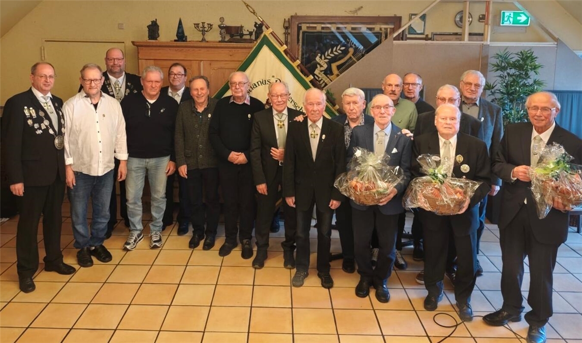 Die Würdigung langjähriger Treue und besonderer Verdienste stand im Mittelpunkt des Gildentags der St. Antonius/St. Sebastianus Bruderschaft Walbeck.Foto: privat