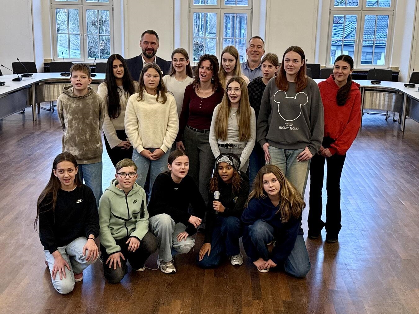 Die Xantener Gesamtschüler stellten im Rathaus Xantens Bürgermeister Rafael Zur ihr musikalisches Projekt und den Song „Imagine Peace“ vor, der auch auf allen Streaming-Plattformen angehört werden kann. Dabei sprachen sie auch ganz offen über ihre Sorgen und Rassimus. NN-Foto: SP