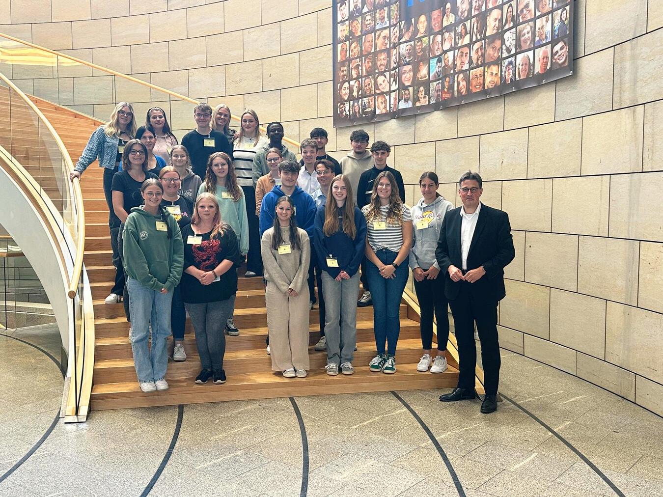 Berufskolleg Placidahaus Xanten zu Besuch im Landtag Die Xantener Schüler mit René Schneider. Foto: privat