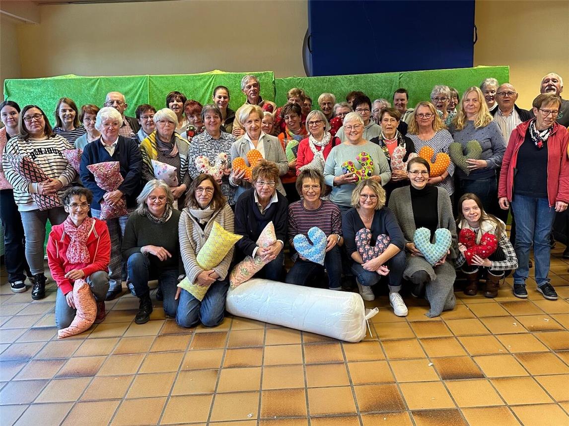 Die Zahl der hilfsbereiten Hände wird in jedem Jahr größer. Pünktlich zur vorweihnachtlichen Zeit treffen sich am Niederrhein die Akteure der Interessengemeinschaft Krebs. Farbenfrohe Herzkissen und Nackenrollen werden zu Geschenken für die an Brustkrebs Erkrankten und frisch Operierten. Fotos: privat