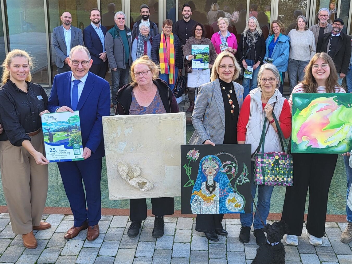 "Künstler beim 25. Reeser Kunstsonntag, fröhlich wartend auf Besucher"