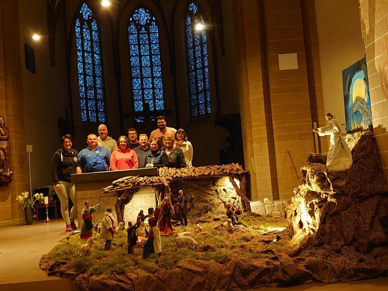 Die zehn Wisseler Krippenbauer mit ihrer Krippe. Foto: St. Clemens